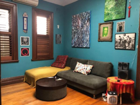 KOZYGURU St Peters Beautiful Arty 2 Bedroom with Comfy Living areas NSP005